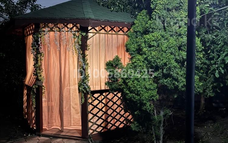 Отдельный дом · 5 комнат · 315 м², Скоробогатова 1/1 — Рядом с ценральным рынком за 1 млн 〒 в Уральске, мкр Школьник — фото 2