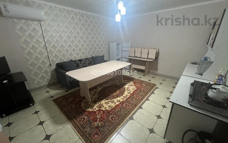 2-бөлмелі пәтер · 30 м² · 1 қабат, Кабанбай батыра 126, бағасы: 15 000 ₸ в Шу — фото 2