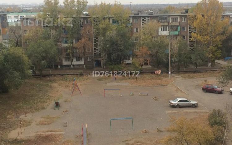 2-комнатная квартира · 45 м² · 5/5 этаж, Майкудук, 16й микрорайон 18 за 7.4 млн ₸ в Караганде, Алихана Бокейханова р-н — фото 2
