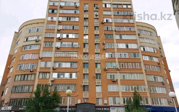 4-комнатная квартира, 97 м², 2 этаж, Абилкаир Хана 69 — Алии Молдагуловой за 32 млн 〒 в Актобе — фото 2