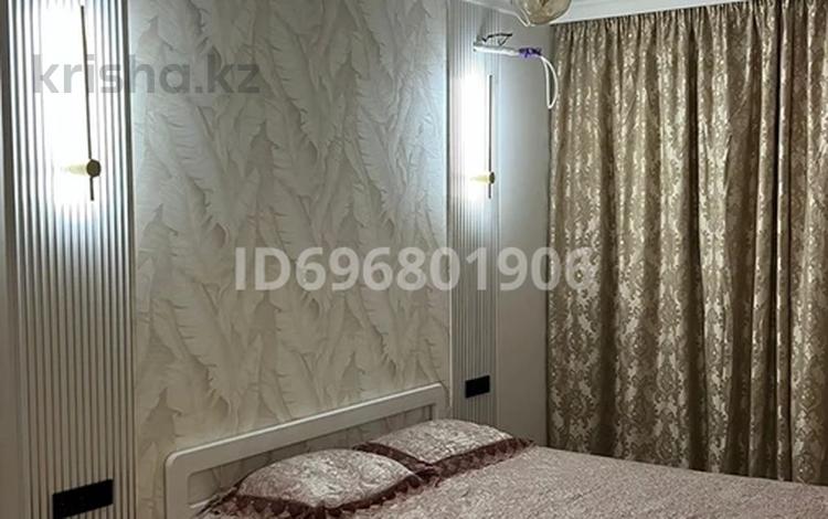 1-бөлмелі пәтер, 50 м², 2/10 қабат тәулік бойы, Сарайшык 79 — Сарайшык, курмангазы, бағасы: 12 000 〒 в Уральске, мкр Школьник — фото 2