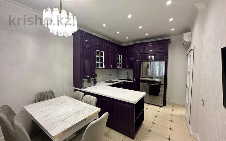 3-комнатная квартира · 140 м², Кабанбай батыра 7 за 500 000 ₸ в Астане, Есильский р-н — фото 2