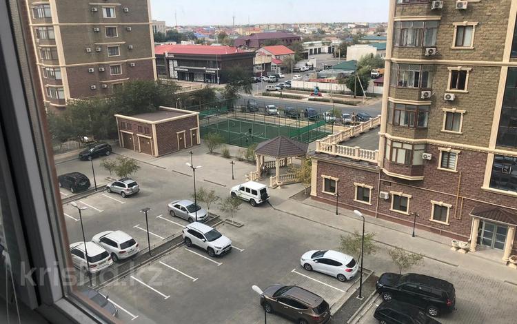 2-бөлмелі пәтер · 80 м² · 6/9 қабат, Валиханова, бағасы: 38 млн ₸ в Атырау — фото 2