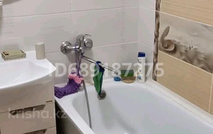 4-комнатная квартира · 61.5 м² · 4/5 этаж, 8 марта — Район школы #3 за 16 млн ₸ в Уральске — фото 2