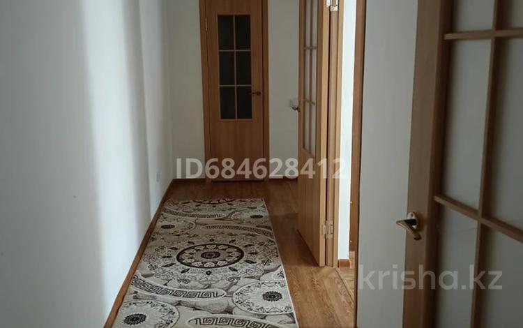 2-бөлмелі пәтер, 60 м², 7/9 қабат ай сайын, мкр Юго-Восток, Республика 1/2 — Строимартом, бағасы: 150 000 〒 в Караганде, Казыбек би р-н — фото 17