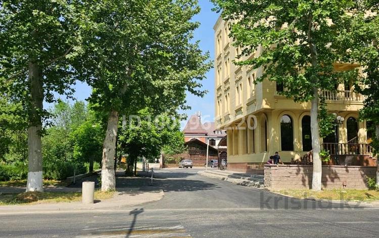 Офисы, медцентры и аптеки, образование, конференц-залы, кабинеты и рабочие места · 800 м² за 3.6 млн 〒 в Шымкенте, Аль-Фарабийский р-н — фото 2