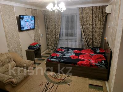 1-комнатная квартира, 50 м², 1/5 этаж посуточно, Акбулак 32 за 7 000 〒 в Таразе