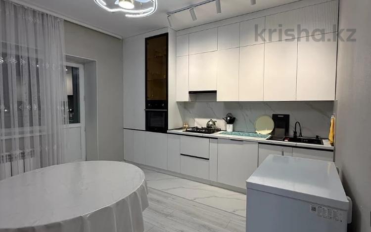 2-бөлмелі пәтер · 75 м² · 2/5 қабат, мкр. Алтын орда, Саздинское лесничество 228/4, бағасы: 35 млн ₸ в Актобе — фото 2