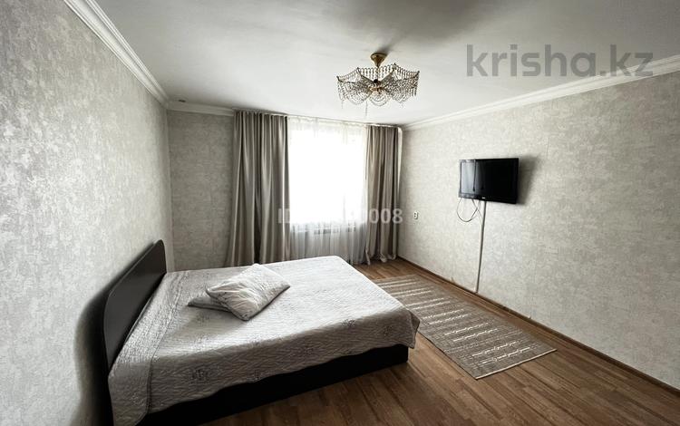 1-комнатная квартира, 40 м², 1/9 этаж посуточно, мкр Юго-Восток 5 за 7 000 〒 в Караганде, Казыбек би р-н — фото 7