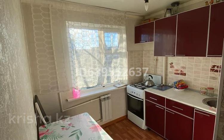 2-комнатная квартира, 50 м², 4/5 этаж помесячно, мкр Жилгородок 25 за 130 000 〒 в Актобе, мкр Жилгородок — фото 2