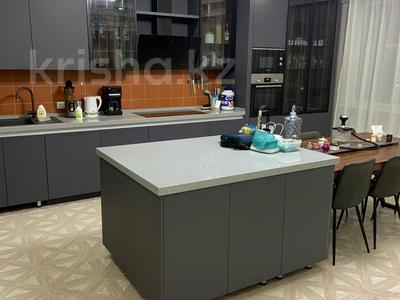 5-бөлмелі пәтер · 250 м² · 6/8 қабат, Достык 14, бағасы: 1.5 млн 〒 в Астане, Есильский р-н