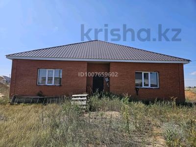 Отдельный дом · 5 комнат · 200 м² · 8 сот., Ж.м. Бауырластар-4 143 — От мал базара 900 м в сторону пос.Сазды за 19 млн 〒 в Актобе
