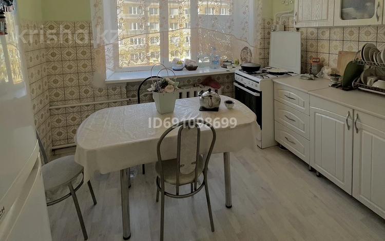 2-комнатная квартира, 67 м², 4/5 этаж, мкр 5 — Пр Абая за 18 млн 〒 в Актобе, мкр 5 — фото 2