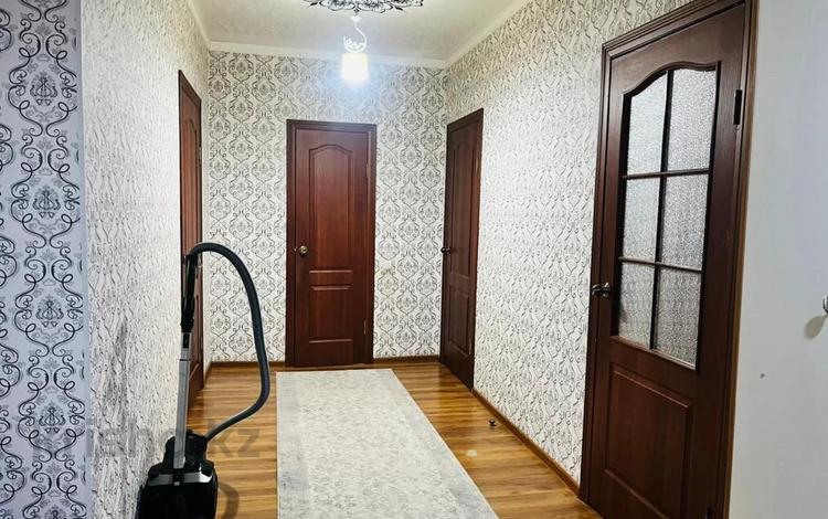 3-комнатная квартира, 110 м², 7/9 этаж помесячно, Авангард 2 11Б за 280 000 〒 в Атырау — фото 2