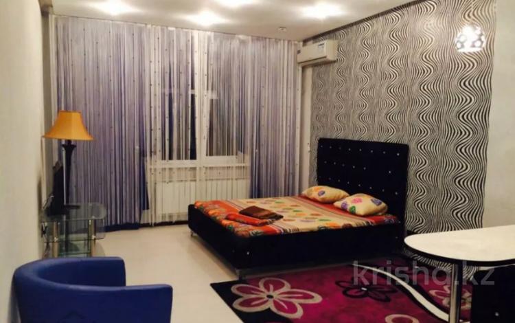 1-комнатная квартира, 45 м², 5/13 этаж посуточно, Иманова за 8 000 〒 в Астане, Алматы р-н — фото 2