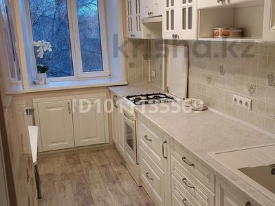 3-комнатная квартира · 63 м² · 3/5 этаж, Ихсанова 45 за 31 млн 〒 в Уральске, мкр Школьник