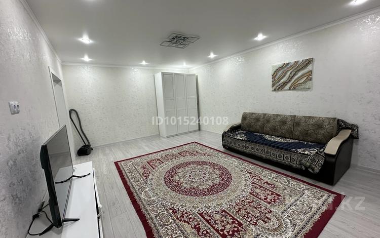 1-комнатная квартира · 52 м² · 4/5 этаж, 10 микрорайон 28 за 150 000 ₸ в Аксае — фото 2