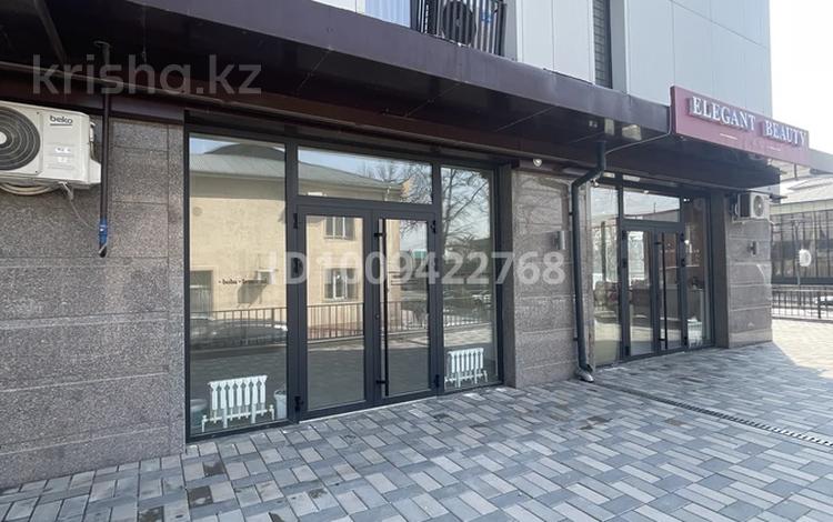 Свободное назначение, офисы, магазины и бутики, общепит, салоны красоты, фитнес и спорт, медцентры и аптеки, образование, развлечения, кабинеты и рабочие места, студии · 40 м² за 300 000 〒 в Шымкенте, Туран р-н — фото 12