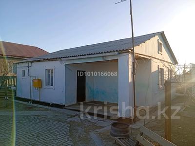 Отдельный дом · 2 комнаты · 82 м² · 9 сот., мкр Балауса, Курманбекова Жандарбек 35 — Школа 35 за 120 000 〒 в Атырау