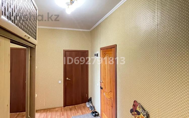 3-комнатная квартира · 60 м² · 2/2 этаж, мкр Новый Город, Комиссарова за 27 млн ₸ в Караганде, Казыбек би р-н — фото 4