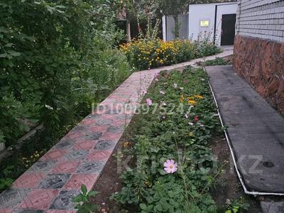 Отдельный дом · 7 комнат · 290 м² · 10 сот., Жамакаева 27 — Жамакаева Торайгырова за 104 млн ₸ в Семее