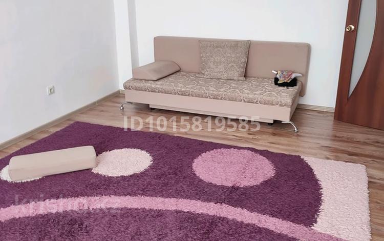1-комнатная квартира · 60 м² · 2/5 этаж, мкр Береке, 5 за 140 000 ₸ в Атырау — фото 2