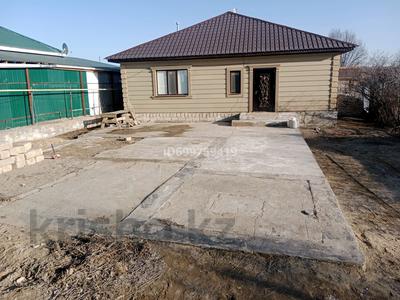 Продажа домов и дачи в Актюбинской обл.: Отдельный дом · 4 комнаты · 110 м² · 6 сот., Жалантос батыра — Акжар 1 С/К Буровик за 20 млн 〒 Отдельный дом · 4 комнаты · 110 м² · 6 сот., Жалантос батыра — Акжар 1 С/К Буровик за 20 млн 〒 в Актобе