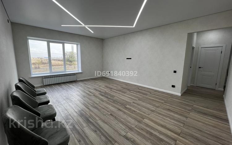 3-комнатная квартира, 107 м², 2/3 этаж, Микрорайон 5А 5Д за 45 млн 〒 в Аксае — фото 2