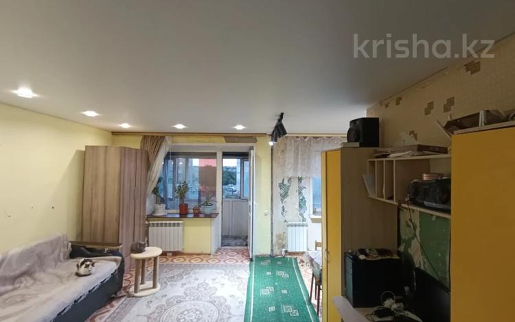2-бөлмелі пәтер · 46 м² · 5/5 қабат, 15-шағынаудан 6, бағасы: 7.5 млн ₸ в Караганде, Алихана Бокейханова р-н — фото 2