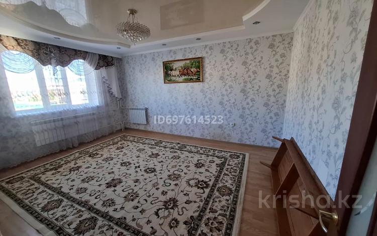 3-комнатная квартира, 90 м², 3/5 этаж помесячно, мкр Нурсая 4 за 250 000 〒 в Атырау, мкр Нурсая — фото 2