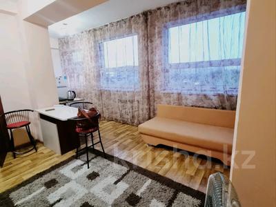 2-комнатная квартира, 60 м², 6/9 этаж помесячно, мкр Аксай-3А 90 за 150 000 〒 в Алматы, Ауэзовский р-н