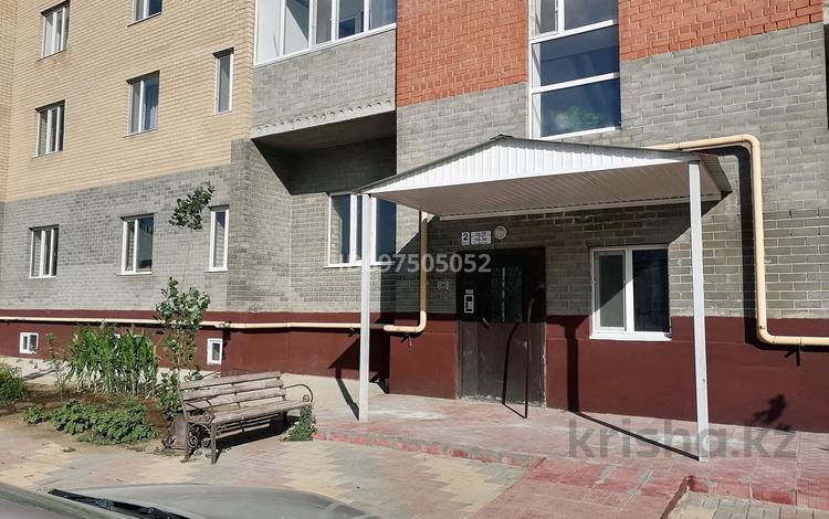 3-комнатная квартира, 105 м², 6/6 этаж, мкр. Алтын орда, Мкрн Батыс-2 29 — Возле автоЦОНа за 21.3 млн 〒 в Актобе, мкр. Алтын орда — фото 2