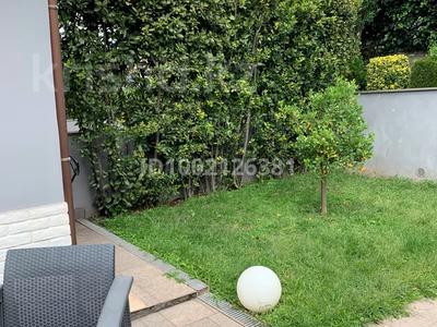 Отдельный дом · 5 комнат · 200 м² · 9 сот., Тауелсиздик 40/8 — 650000000,0 за 750 млн 〒 в Астане, Алматы р-н