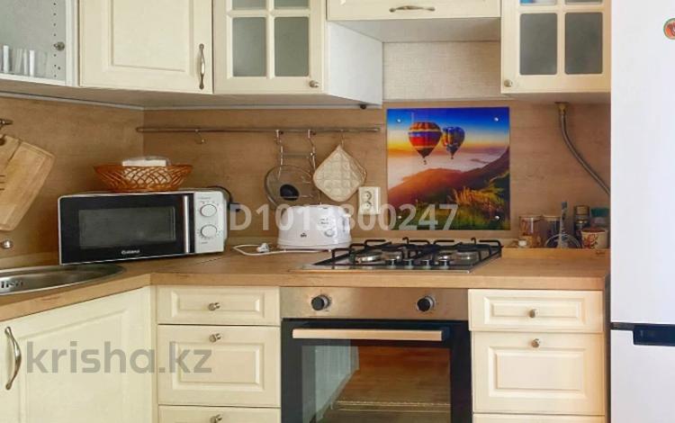 2-комнатная квартира · 59 м² · 3/10 этаж, мкр Юго-Восток, Шахтёров 74 за 24 млн ₸ в Караганде, Казыбек би р-н — фото 2