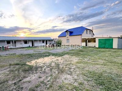 Дом · 4 комнаты · 160 м², Карабая мусабайая 42б — Коричневый ворота за 25 000 ₸ в Бурабае