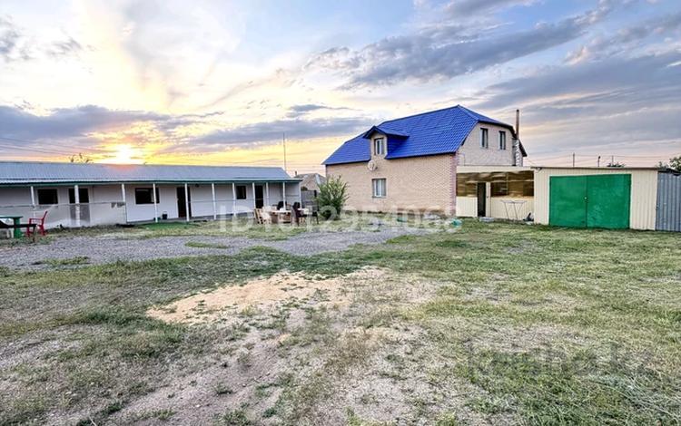 Дом · 4 комнаты · 160 м², Карабая мусабайая 42б — Коричневый ворота за 25 000 ₸ в Бурабае — фото 2