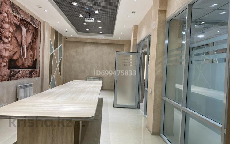Офисы, магазины и бутики, салоны красоты, фитнес и спорт, медцентры и аптеки, образование, кабинеты и рабочие места, студии · 235.8 м² за 3.5 млн 〒 в Астане — фото 2