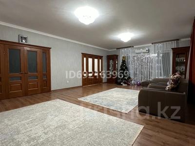 Отдельный дом · 5 комнат · 240 м², мкр Оркен, Шореева 108 — Смтыбалдиева за 500 000 〒 в Атырау