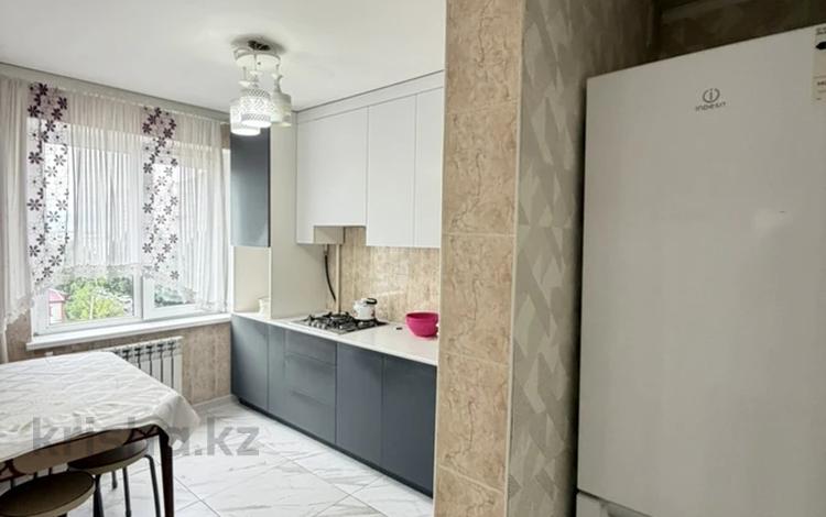 3-комнатная квартира · 62.7 м² · 7/9 этаж, мкр Жилгородок, проспект мира за 17.5 млн ₸ в Актобе — фото 2