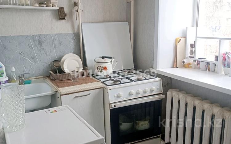 1-комнатная квартира · 34 м² · 3/3 этаж, Жунисова 78 — Рядом дом Карева за 10 млн ₸ в Уральске, мкр Школьник — фото 2