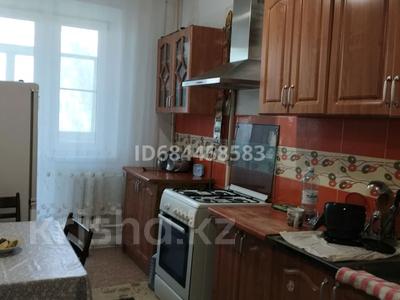 3-бөлмелі пәтер, 63 м², 2/5 қабат, 4 мкр 1, бағасы: 16 млн 〒 в Аксае