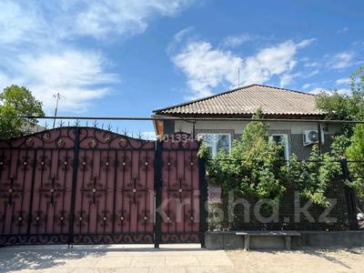 Отдельный дом · 7 комнат · 250 м² · 10 сот., Зада Абдикаримова 32 — Ктікбаев мектебінің қасында.Астана садикке жақын,Магазин рядом,уй жылы за 28 млн ₸ в Таразе