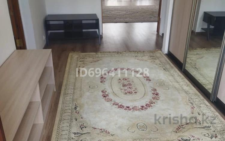 Отдельный дом · 5 комнат · 184 м², Полковникова 1б — Сдается мансардный дом в коттеджном городке “Таншолпан»,которые расположены вдоль набережной. В городке круглосуточная охрана,видеонаблюдение,бассейн,сауна,спортзал,ресторан,аллея для прогулки,парковка,сад,теннисный корт,футбольная площадка,детская игровая зона. Дома с панорамными окнами,превращенный в удивительный оазис,покрытый газоном,украшенный цветами разными и деревьями разных с видов и сортов. Имеются горничные,один раз в неделю уборка входит в сумму аренды. имеются услуги прачечной. заключаем договор на долгий срок при необходимости. Цена от 450000 до 550000 тенге. за 600 000 〒 в Атырау — фото 2