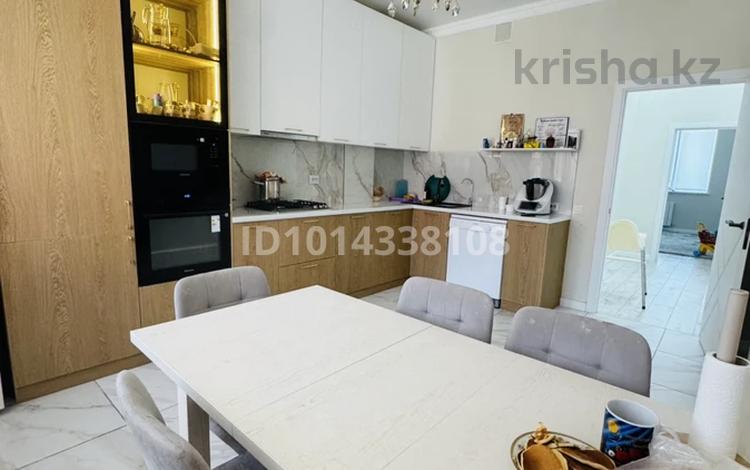 2-комнатная квартира · 71 м² · 8/9 этаж, мкр Нурсая, Абулхайыр хана 74-5 за 300 000 ₸ в Атырау — фото 2