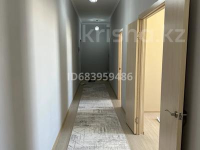 3-комнатная квартира, 95 м², 12/13 этаж помесячно, Шамши Калдаякова 17 — Сарыкол за 320 000 〒 в Астане, Алматы р-н