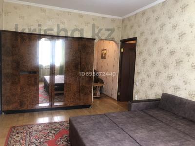 1-комнатная квартира, 40 м² помесячно, мкр Аксай-4 61 за 180 000 〒 в Алматы, Ауэзовский р-н