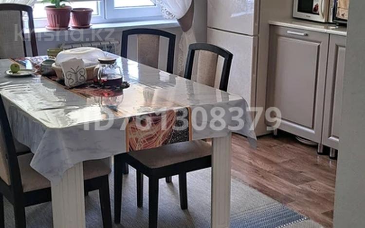 2-комнатная квартира · 57 м² · 2/5 этаж, 15 мкр 1117 — Школ #64,67, магазин Огонек за 17.5 млн ₸ в Таразе — фото 2
