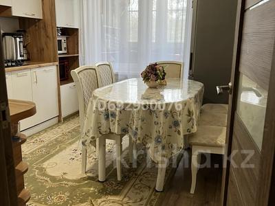 2-комнатная квартира, 50 м², 2/5 этаж, мкр Аксай-3А 61 за 32 млн 〒 в Алматы, Ауэзовский р-н