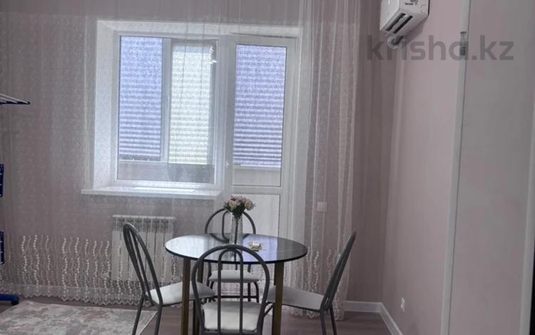 1-комнатная квартира · 40 м² · 4/9 этаж, мкр. Алтын орда, Микрорайон Алтын Орда 360/1 за 15 000 ₸ в Актобе — фото 2