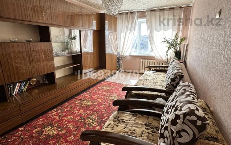 3-комнатная квартира, 64 м², 3/5 этаж, Пришахтинск, 23й микрорайон 37 за 17.5 млн 〒 в Караганде, Алихана Бокейханова р-н — фото 2